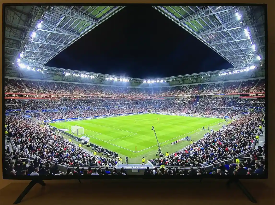 Estadio de fútbol español lleno de espectadores durante un partido nocturno de LaLiga